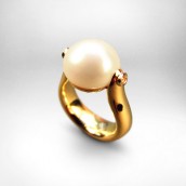 Žiedas - auksas 750, perlas, briliantai