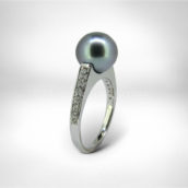 Žiedai • Auksas 585, juodas perlas, brilijantai